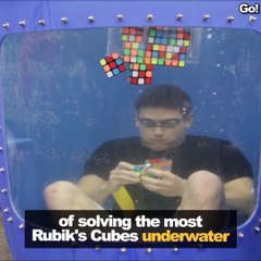 Il fini 8 rubik's cube en apnée sous l'eau