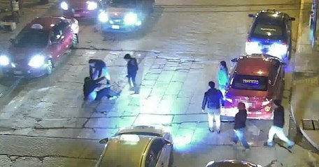 Quelques secondes après avoir battu sa compagne, le karma se retourne viollement contre lui !