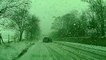 Un chauffeur de bus évite une voiture alors qu'il glisse sur la neige !