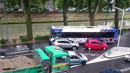 Deux voitures prennent la voie du bus et se retrouvent piégées !