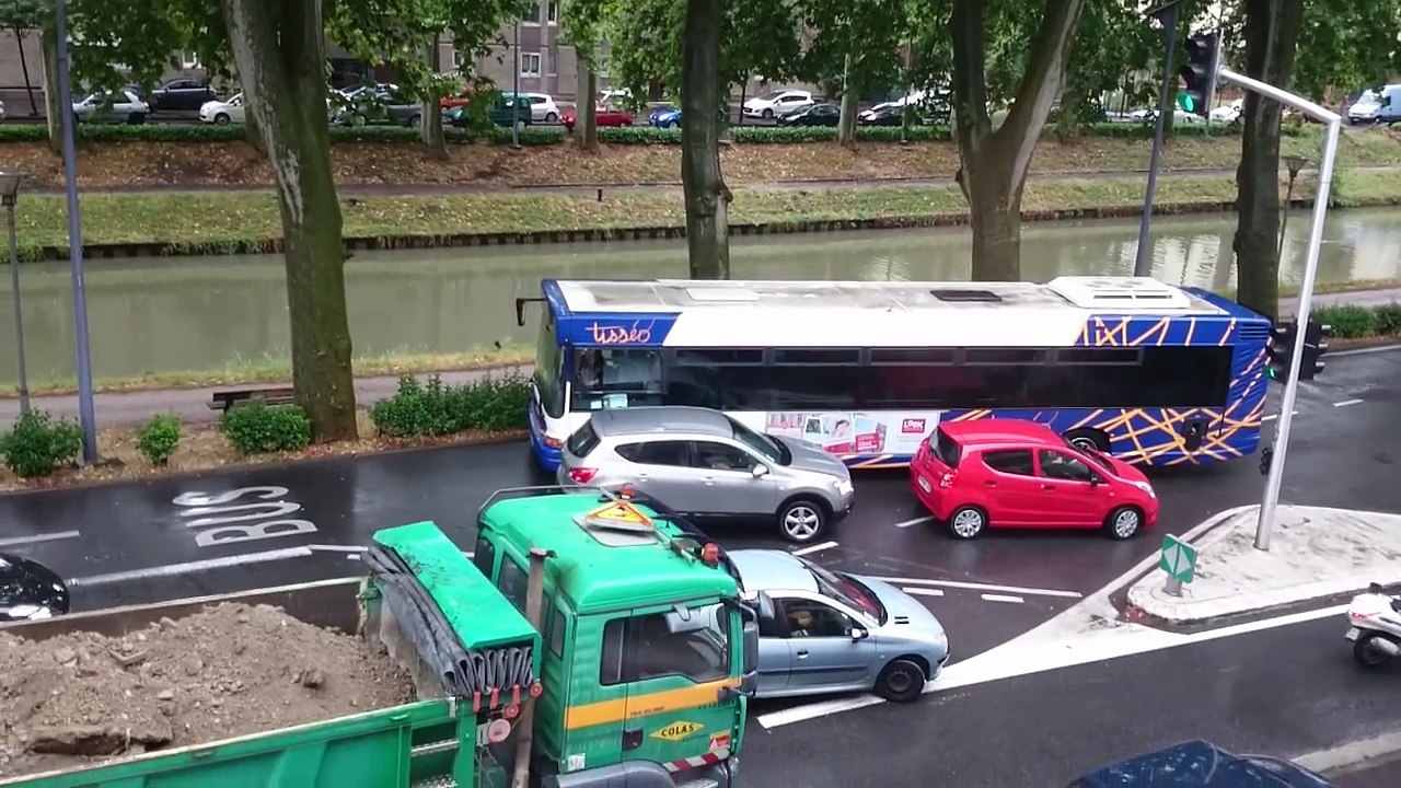 Deux voitures prennent la voie du bus et se retrouvent piégées !