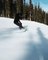 Un snowboardeur glisse sur le ventre