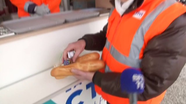 Calais: l'Etat distribue désormais de la nourriture aux migrants