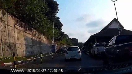 Ce pauvre motard se prend un tube en fer qui dépassait sur la route