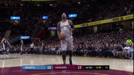 La passe bowling de J.R. Smith à l'arbitre