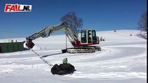 Pelleteuse vs homme sur bouée