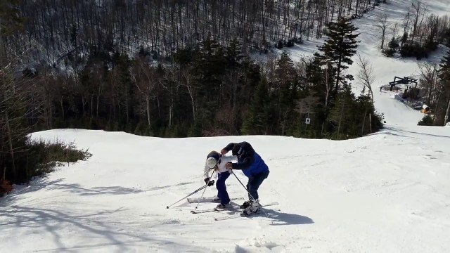 Il aide sa femme à remettre ses skis puis tombe à son tour