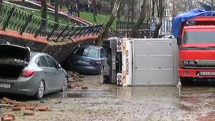 Yağmur nedeniyle Eyüp'te parkın duvarı çöktü
