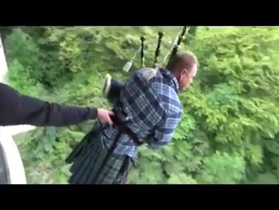 Cornemuse à l'élastique : il saute en kilt en jouant un hymne écossais !