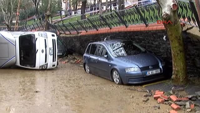 Eyüp'te Parkın Duvarı Çöktü 5 Araç Zarar Gördü-1