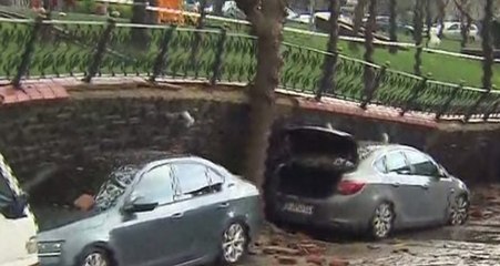 İstanbul'u Sağanak Vurdu! Eyüp'te Duvar Çöktü, Ataköy'de Yollar Göle Döndü
