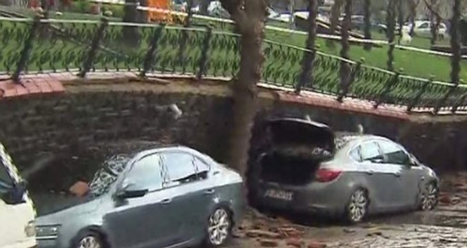 İstanbul'u Sağanak Vurdu! Eyüp'te Duvar Çöktü, Ataköy'de Yollar Göle Döndü