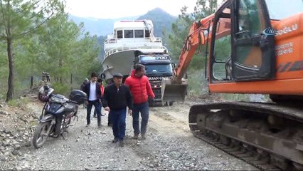 Gezi teknesinin zorlu yolculuğu sona erdi