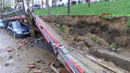 Eyüp’te park duvarı çöktü 5 araç zarar gördü
