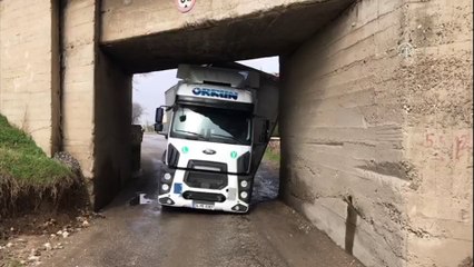 Tır köprüye sıkıştı - EDİRNE