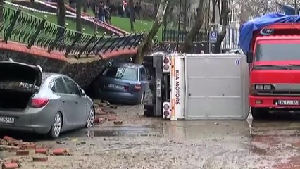 Eyüp'te Parkın Duvarı Çöktü! Araçlar Göçük Altında...