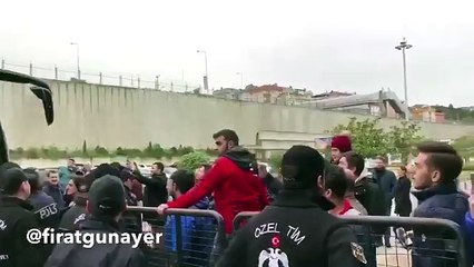 Daha fazla Şenol Güneş’e “Trabzon’u sattın” şeklinde sözlü sataşma oldu.. Hoca da takım otobüsünden inip, “neyi sattım gel anlat” dedi..