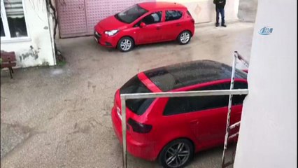 Bursa'da kısa süreli dolu yağışı vatandaşlara zor anlar yaşattı