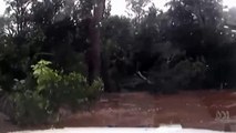 Un homme roule sans faire attention à ces inondations