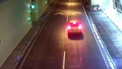 Un automobiliste roule à contre sens dans un tunnel...