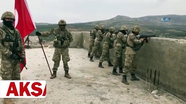 Türk bayrağını Raco�ya mehter marşı eşliğinde diktiler