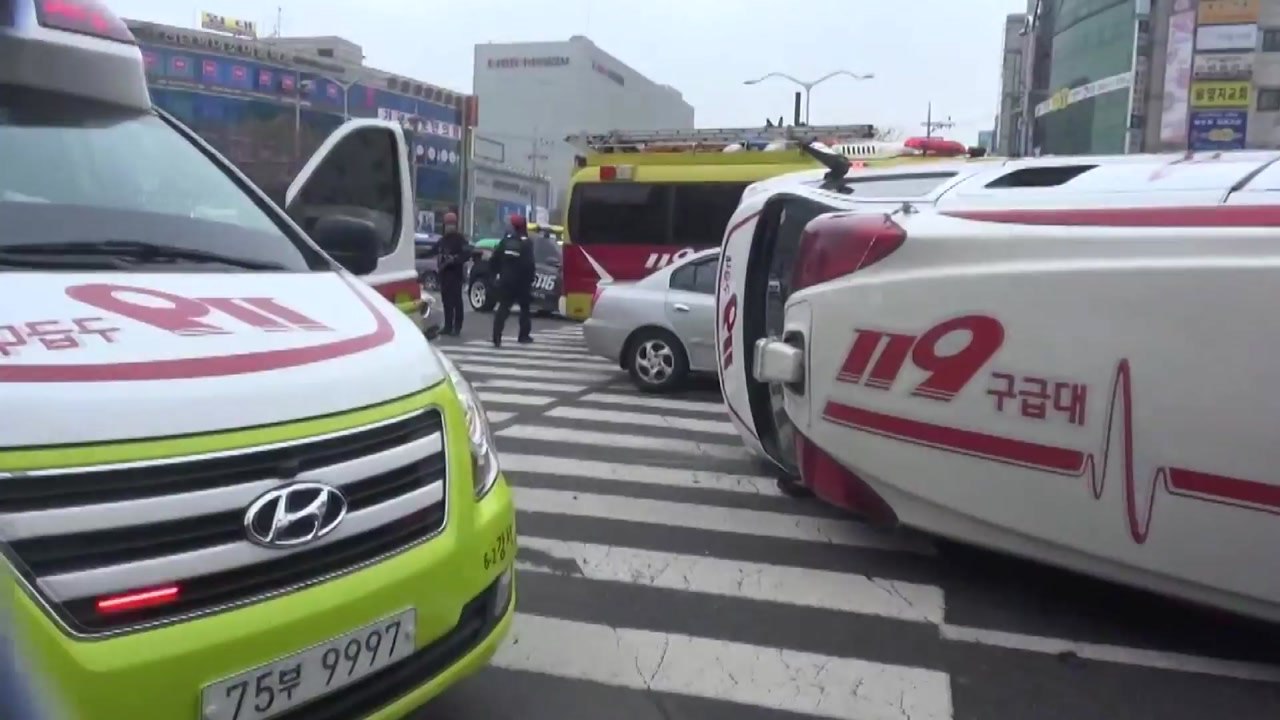 환자 태운 구급차, 승용차 충돌 후 뒤집혀...5명 부상 / YTN