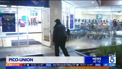 Tải video: Police Searching for Suspected Robber Who Slashed Woman`s Neck in L.A. Laundromat