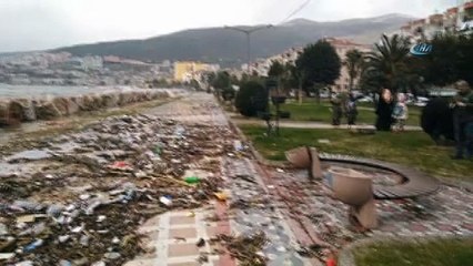 Gemlik'te sahil çöple doldu