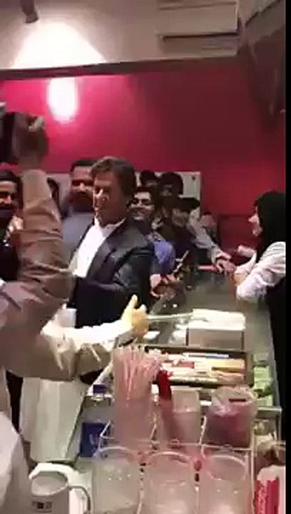 Imran Khan Clicking Selfies in Bakery at Karachi | imran khan bakery visit karachi VS nawaz sharif bakery visit