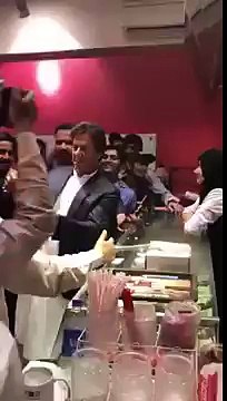 Imran Khan Clicking Selfies in Bakery at Karachi | imran khan bakery visit karachi VS nawaz sharif bakery visit