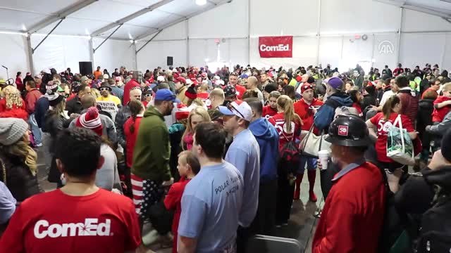 Dondurucu Soğukta Michigan Gölü'ne Girdiler