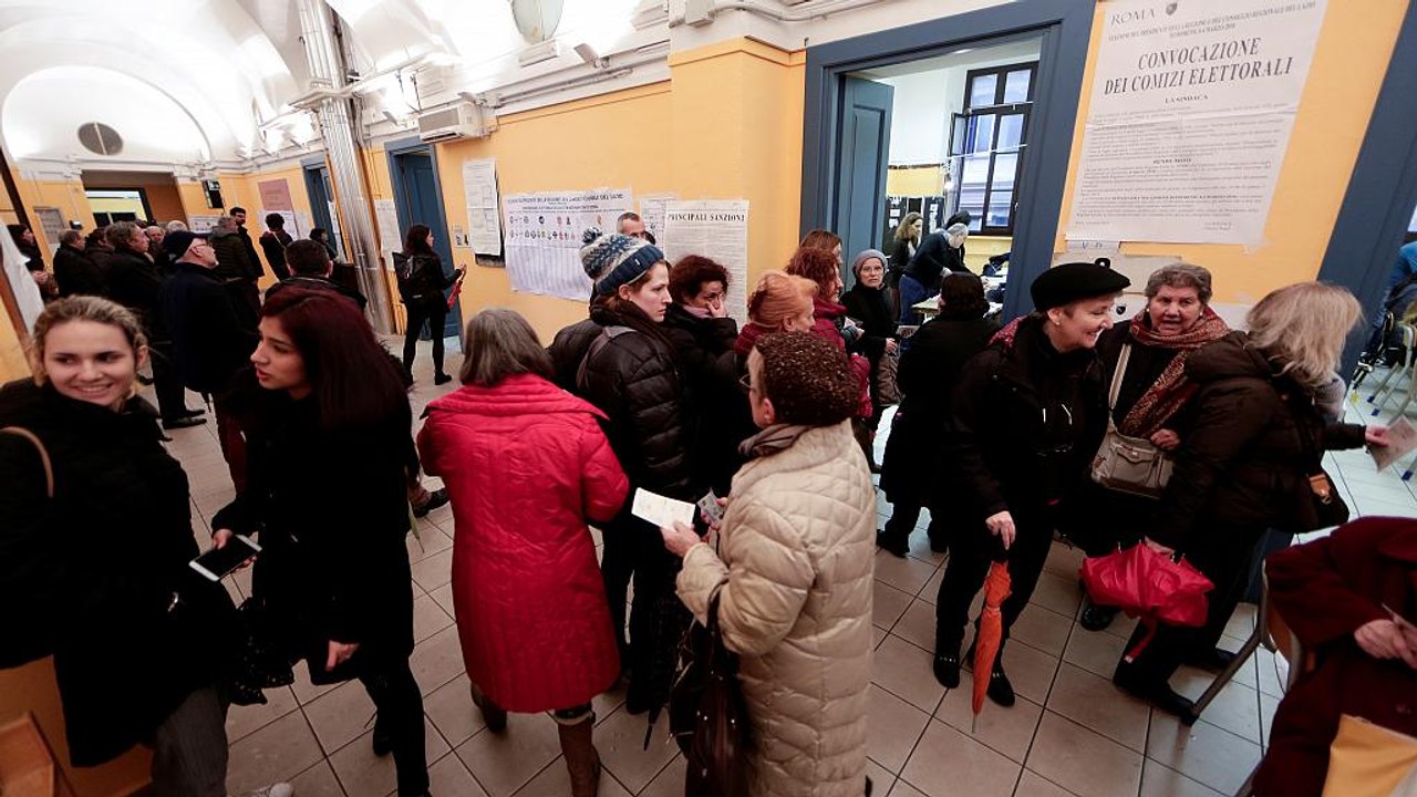 Ärger mit Aufklebern: Neues Wahlsystem führt zu langen Schlangen