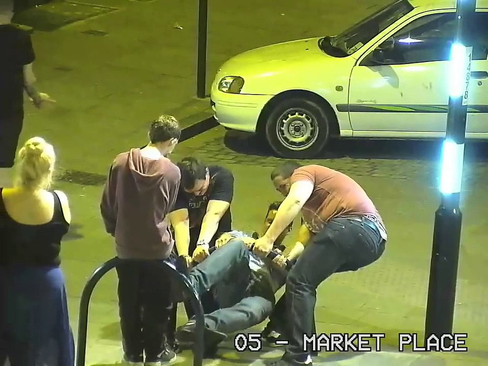 Ces anglais bourrés essaient de détordre une barre de fer... Idiots