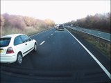 Ce chauffard perd le controle de sa voiture, se prend la rampe et le talus et repart comme si de rien n'était.