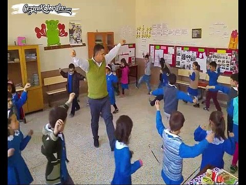 Öğrencilerine Zeybek Oynamayı Öğretip Onlarla Beraber Oynayan Öğretmen