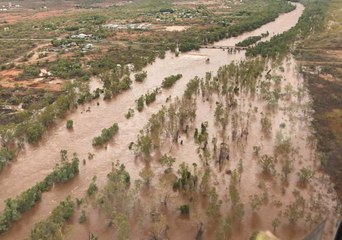 Скачать видео: Aerial Footage Shows Flooded Roads Between Julia Creek and Cloncurry in Northwest Queensland