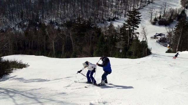 Il dévale la piste sans ses skis et elle tombe ! Les bras cassés...