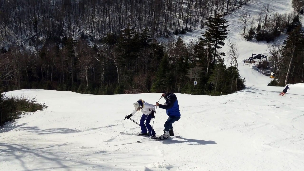 Il dévale la piste sans ses skis et elle tombe ! Les bras cassés...