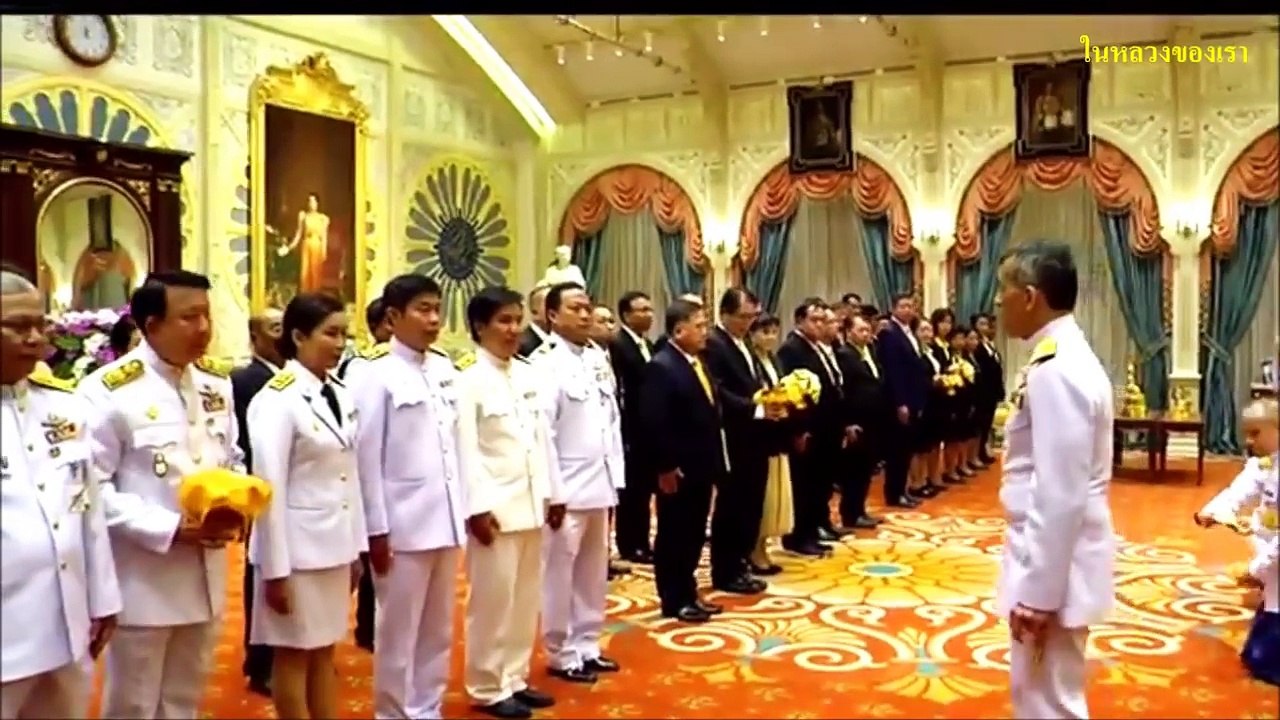 คณะทูตตกใจกันใหญ่! พระราชินีสุทิดา นั่งพับเพียบข้างล่างไม่ปิด ร.10 ท่านหันไปเจอตกพระทัยเลย!