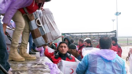 - Türk Kızılayı Azez’de yardım dağıttı
