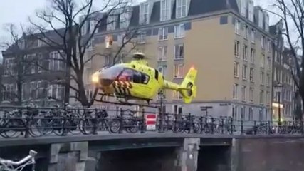 Un hélicoptère se pose sur un pont à Amsterdam