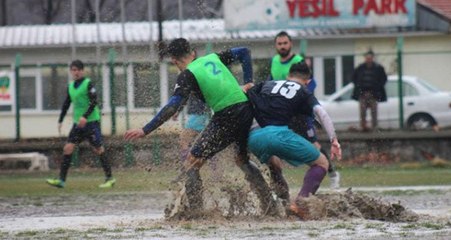 Çorum'daki Maçta, Yağan Yağmur Nedeniyle Saha Perişan Hale Geldi