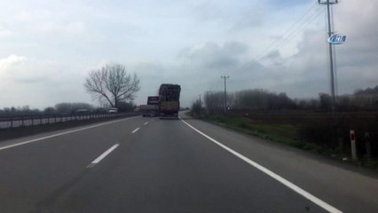 Aşırı palet yüklü kamyon trafikte tehlike oluşturdu