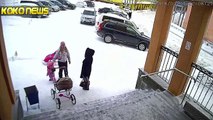 A girl saves her mother 's life  طفلة تنقذ أمها من كوم ثلج كاد ان يسحقها