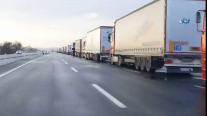 Gümrük Kapısında Ucu Gözükmeyen Tır Kuyruğu