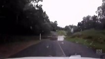 Il pensait pouvoir traverser la route inondée... FAUX! Voiture noyée