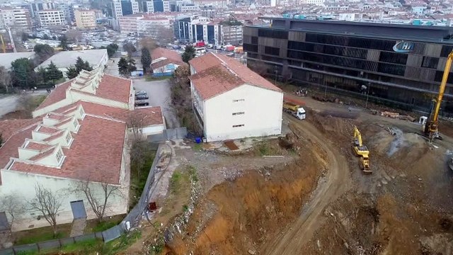 Toprak kayması yaşanan Şişli Endüstri Meslek Lisesi havadan görüntülendi