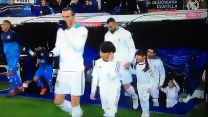 Criança imita Ronaldo a entrar em campo e o craque não contem o riso