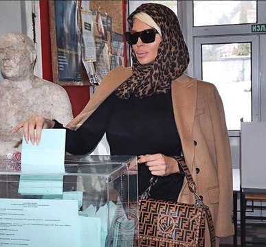 Tosic'in Eşi Jelena Karleusa, Oy Kullanmaya Giderken Başını Örttü