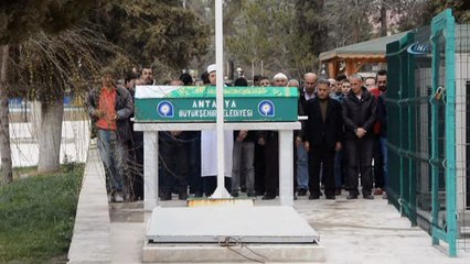 Toprağa gömülü halde cesedi bulunan genç kadın defnedildi